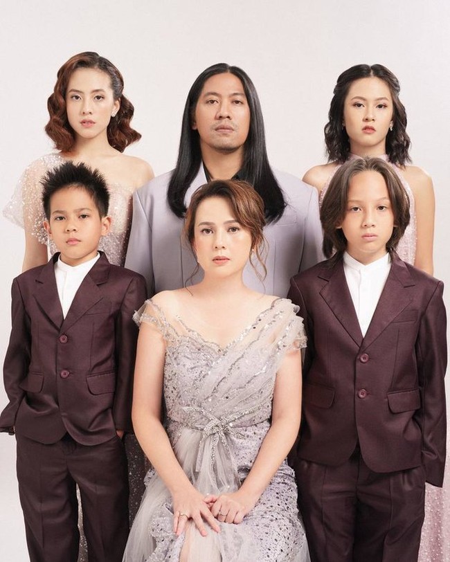 Sosok sang ibu, Sofia Yulinar Surachman, mencuri atensi netizen. Banyak yang terkesima dengan kecantikan dan wajah awet muda ibu empat anak ini. Foto: Instagram/@zaraadhsty @mrssaladin