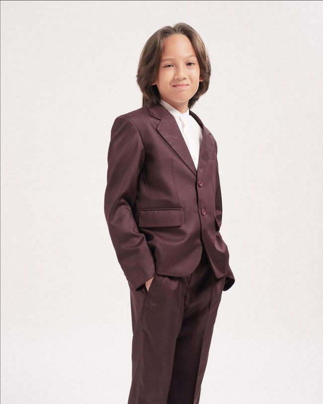 Adik laki-laki Adhisty Zara, Anakin Tangguh Kusumawardhana, pun tak kalah dapat perhatian netizen. Bocah yang biasa disapa Keen ini dipuji imut dan ganteng. Foto: Instagram/@zaraadhsty @mrssaladin