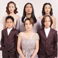 Sosok sang ibu, Sofia Yulinar Surachman, mencuri atensi netizen. Banyak yang terkesima dengan kecantikan dan wajah awet muda ibu empat anak ini. Foto: Instagram/@zaraadhsty @mrssaladin