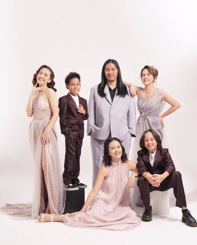 Adhisty Zara mengunggah foto bersama seluruh keluarganya. Mulai dari ayah, ibu, kakak, juga dua adiknya. Foto: Instagram/@zaraadhsty @mrssaladin