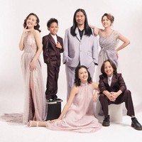 Adhisty Zara mengunggah foto bersama seluruh keluarganya. Mulai dari ayah, ibu, kakak, juga dua adiknya. Foto: Instagram/@zaraadhsty @mrssaladin