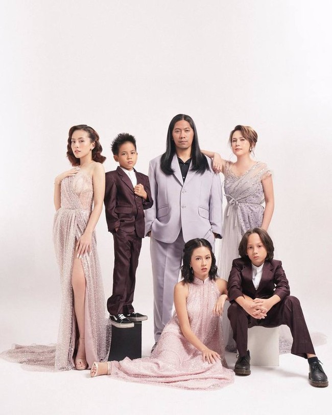 Sementara ayah Adhisty Zara, Mario Saladin Akbar Kusumawardhana, dipuji netizen seperti bintang iklan sampo karena rambutnya yang hitam, panjang dan tebal. Foto: Instagram/@zaraadhsty @mrssaladin