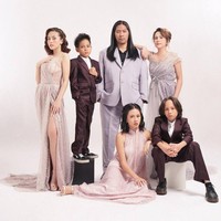 Sementara ayah Adhisty Zara, Mario Saladin Akbar Kusumawardhana, dipuji netizen seperti bintang iklan sampo karena rambutnya yang hitam, panjang dan tebal. Foto: Instagram/@zaraadhsty @mrssaladin