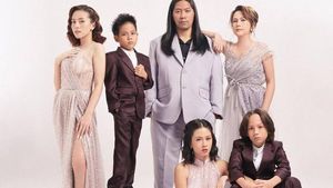 Adhisty Zara Pemotretan Bareng Keluarga, Kecantikan Sang Ibu Bikin Salfok