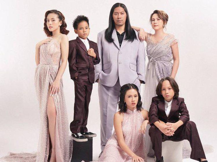 Adhisty Zara Pemotretan Bareng Keluarga, Kecantikan Sang Ibu Bikin Salfok