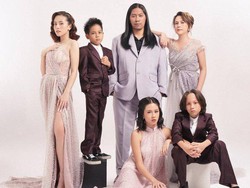 Adhisty Zara Pemotretan Bareng Keluarga, Kecantikan Sang Ibu Bikin Salfok