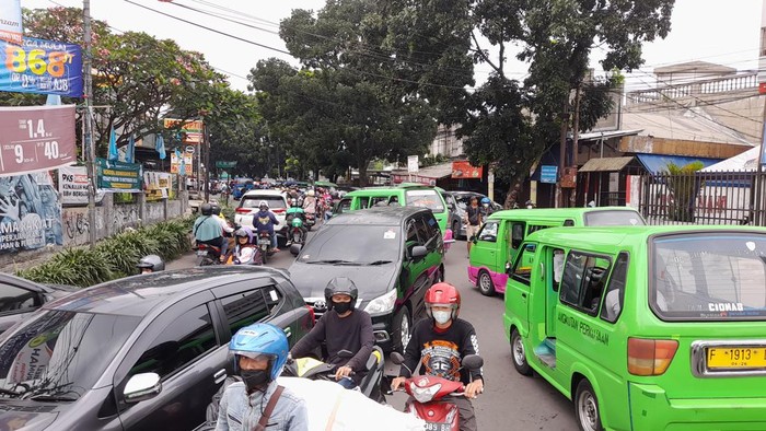 Kemacetan di simpang Gunungbatu, Kota Bogor karena longsor Jembatan Cisadane.