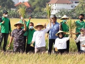 Kota Surabaya Raih Penghargaan Peduli Ketahanan Pangan Tahun 2022