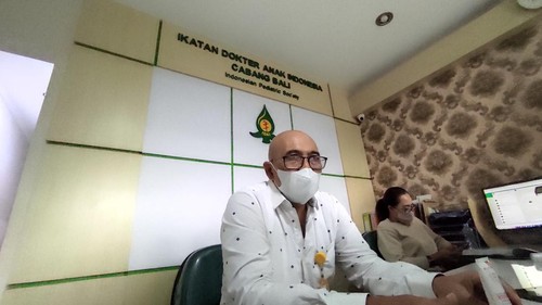 Ketua Ikatan Dokter Anak Indonesia (IDAI) Cabang Bali dr. I Gusti Ngurah Sanjaya Putra, Sp.A di saat ditemui wartawan di kantornya, Kamis (20/10/2022). (I Wayan Sui Suadnyana/detikBali)