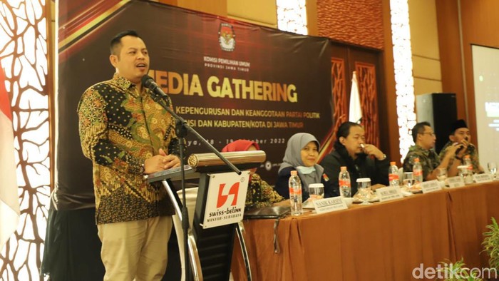 Ketua KPU Jatim Choirul Anam