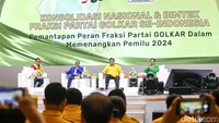 Ketum Golkar Airlangga Hartarto dan Ketum PAN Zulkifli Hasan tampak hadir di acara tersebut. Namun Plt Ketum PPP Muhamad Mardiono absen.