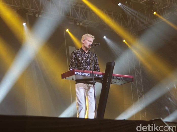 Michael Learns to Rock (MLTR) konser di Surabaya dengan membawakan 20 lagu. Konser dibuka dengan lagu Complicated Heart dan ditutup lagu Thats Why.