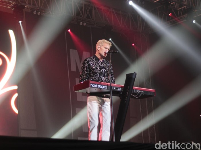Michael Learns to Rock (MLTR) konser di Surabaya dengan membawakan 20 lagu. Konser dibuka dengan lagu Complicated Heart dan ditutup lagu Thats Why.
