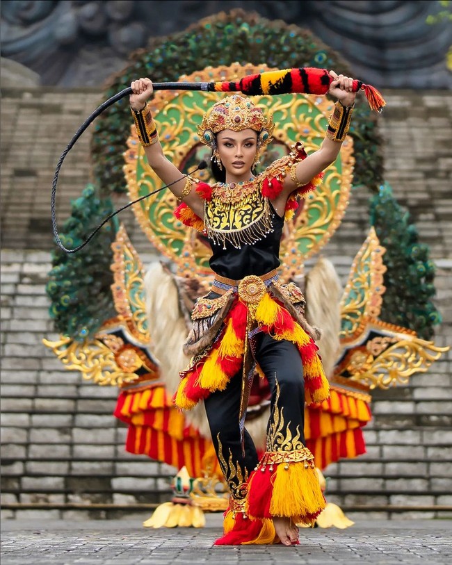 Miss Grand Indonesia 2022, Andina Julie, berada di posisi ketiga. Jangan lupa untuk terus voting perwakilan Indonesia agar menang Best National Costume, lewat akun resmi Facebook dan Instagram Miss Grand International 2022. Foto: Instagram/ @yayasanduniamegabintang