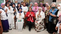 Ketua Umum Kongres Wanita Indonesia (Kowani) Giwo Rubianto Wiyogo (tengah) bersama Ustadz H.M Nur Maulana foto bersama seusai peringatan Maulid Nabi Muhammad SAW di Yayasan Bina Daya Wanita Kowani, Jakarta Barat, Rabu (19/10/22).