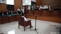 Kuat Maruf duduk di kursi pesakitan.