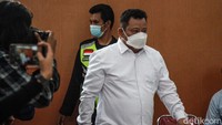 Terdakwa kasus pembunuhan Brigadir Nopriansyah Yosua Hutabarat (Brigadir J) Kuat Maruf berjalan meninggalkan ruangan usai mengikuti sidang lanjutan di Pengadilan Negeri Jakarta Selatan, Kamis (20/10/2022).