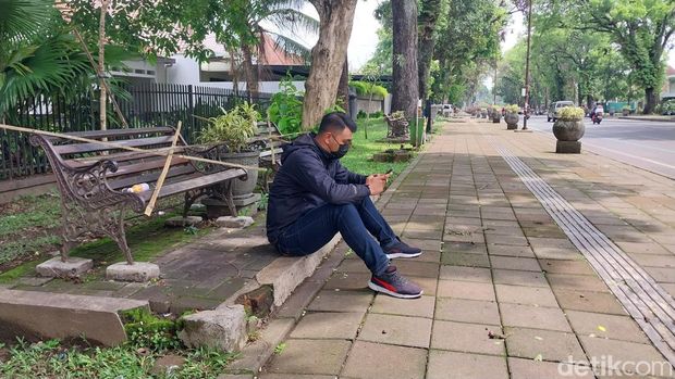 kursi di jalan besar ijen kota malang