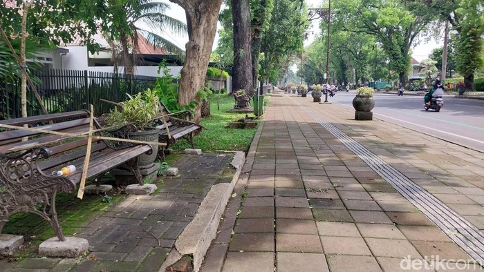 Kursi di Jalan Ijen Besar Kota Malang disegel Kursi di Jalan Ijen Besar Kota Malang disegel