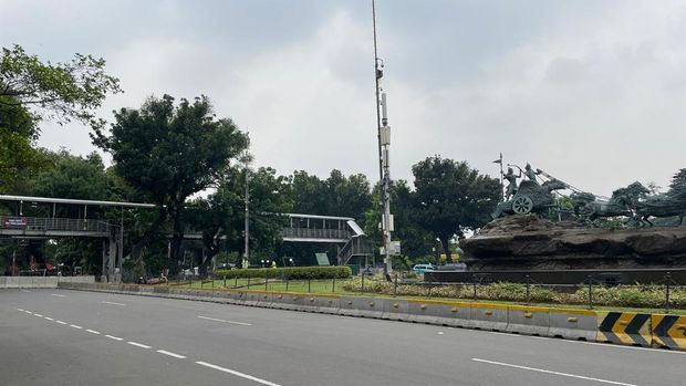 Lalu lintas di Patung Kuda menuju Istana dan sebaliknya ditutup, Kamis (20/10/2022). Penutupan lalu lintas dilakukan berkaitan adanya demo di Patung Kuda.