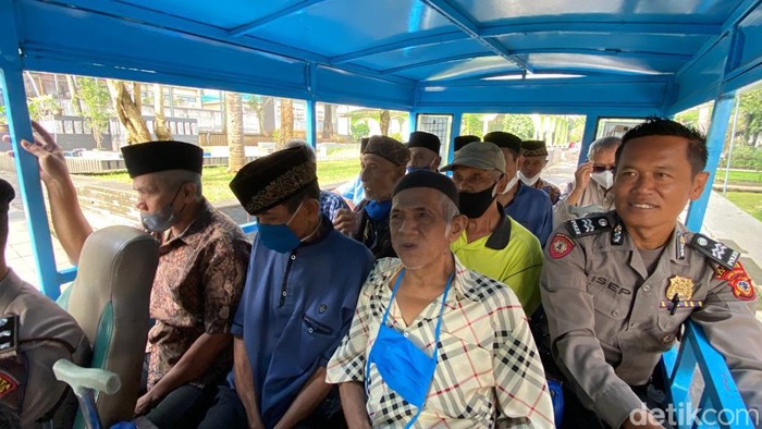 Lansia naik odong-odong.