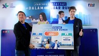 (ki-ka) Chief Commercial Officer Link Net, Victor Indajang bersama dengan Direktur & Chief Commerce Officer XL Axiata, David Arcelus Oses dalam acara peluncuran Layanan Konvergensi internet melalui produk kolaborasi First Media dan XL di Jakarta, Kamis (20/10).