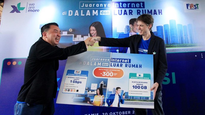 LAYANAN KONVERGENSI SINERGI LINK NET DAN XL AXIATA Director and Chief Commercial Office XL David Arcelus Oses (kanan) dan Chief Commercial Officer Link Net Victor Indajang (kiri) melakukan penyatuan mock up sebagai tanda sinergi antara XL Axiata dan Link Net di Jakarta, Kamis (20/10/2022). XL Axiata dan Link Net bersinergi meluncurkan layanan konvergensi internet melalui produk layanan kolaborasi First Media dan XL yang menggabungkan layanan internet berkecapata tinggi tanpa batasan untuk menjawab kebutuhan pelanggan akan internet di dalam dan di luar rumah melalui layanan yang lebih hemat, praktis dan efisien.. ANTARA FOTO/Reno Esnir.