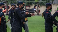 Meski begitu, dalam rekonstruksi itu, tak ada adegan yang memperlihatkan pasukan keamanan menembakkan gas air mata ke arah tribun stadion. Penembakan hanya dilakukan ke arah shuttle ban lapangan.   