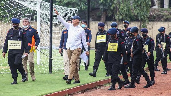 Lihat Lagi Rekonstruksi Kanjuruhan, Tak Ada Adegan Tembak Gas Air Mata ke Tribun SURABAYA, INDONESIA - OCTOBER 19: Indonesian police carry out reconstruction as part of an investigation into the football riot at the Kanjuruhan Stadium had killed hundreds of people (October 1) in Surabaya, East Java Province, Indonesia on October 19, 2022. A total number of victims who died as a result of the football riots at the Kanjuruhan Stadium, increased by one person to 133 people. (Photo by Suryanto/Anadolu Agency via Getty Images)
