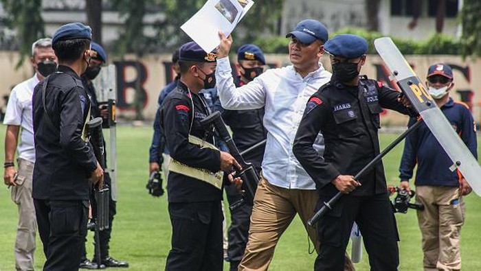 Lihat Lagi Rekonstruksi Kanjuruhan, Tak Ada Adegan Tembak Gas Air Mata ke Tribun SURABAYA, INDONESIA - OCTOBER 19: Indonesian police carry out reconstruction as part of an investigation into the football riot at the Kanjuruhan Stadium had killed hundreds of people (October 1) in Surabaya, East Java Province, Indonesia on October 19, 2022. A total number of victims who died as a result of the football riots at the Kanjuruhan Stadium, increased by one person to 133 people. (Photo by Suryanto/Anadolu Agency via Getty Images)