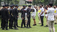 Pantauan detikJatim di lapangan Polda Jatim, lokasi rekonstruksi, saat adegan ke-17 hingga 25 di bagian sisi selatan lapangan, tersangka mengimbau suporter untuk mundur. Namun imbauan itu disebut tak dihiraukan.  