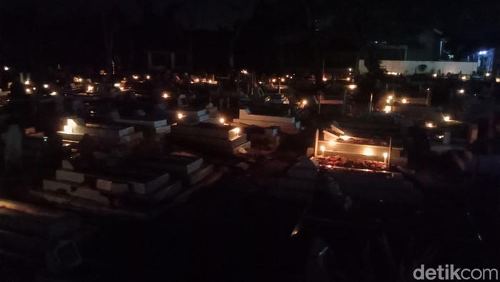 Lilin di area pemakaman Indramayu
