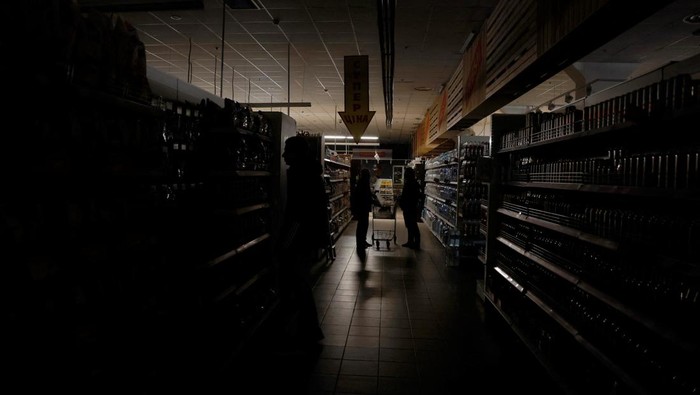 People stockpile shopping in a supermarket as Kharkiv suffers an electricity outage, amid Russias attack on Ukraine, in Kharkiv, Ukraine, October 17, 2022. REUTERS/Clodagh Kilcoyne