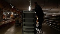 Seorang pekerja supermarket memasang lampu darurat untuk menyinari swalayan. Para pejabat pemerintah dan operator jaringan listrik Ukrenergo mengatakan, bahwa pasokan listrik akan dibatasi antara pukul 7 pagi dan 11 malam. Disebutkan bahwa pemadaman sementara mungkin terjadi jika masyarakat tidak meminimalkan penggunaan listrik mereka.