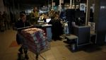 Listrik Padam Akibat Serangan Rusia, Warga Ukraina Belanja Gelap-gelapan