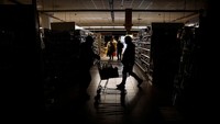 Orang-orang berbelanja di supermarket saat Kharkiv mengalami pemadaman listrik, di tengah serangan Rusia di Ukraina, di Kharkiv, Ukraina, Senin, (17/10/2022).