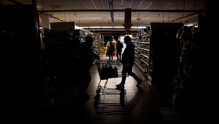 Listrik Padam Akibat Serangan Rusia, Warga Ukraina Belanja Gelap-gelapan People shop in a supermarket as Kharkiv suffers an electricity outage, amid Russia's attack on Ukraine, in Kharkiv, Ukraine, October 17, 2022. REUTERS/Clodagh Kilcoyne TPX IMAGES OF THE DAY