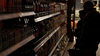 Orang-orang belanja di supermarket yang gelap gulita. Rusia telah mengintensifkan serangan rudal dan drone terhadap infrastruktur listrik dan air di Ukraina dalam beberapa hari terakhir.