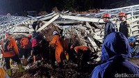 Pantauan detikJateng di lokasi kejadian, Rabu (19/10) pukul 20.30 WIB, evakuasi korban tanah longsor dilakukan oleh petugas BPBD Banjarnegara. Foto: Uje Hartono/detikJateng 
