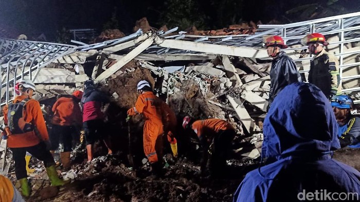 Longsor di Punggelan Banjarnegara menewaskan satu orang warga. Longsor di provinsi Jawa Tengah tersebut dilaporkan terjadi sejak Rabu (19/10/2022) sore.