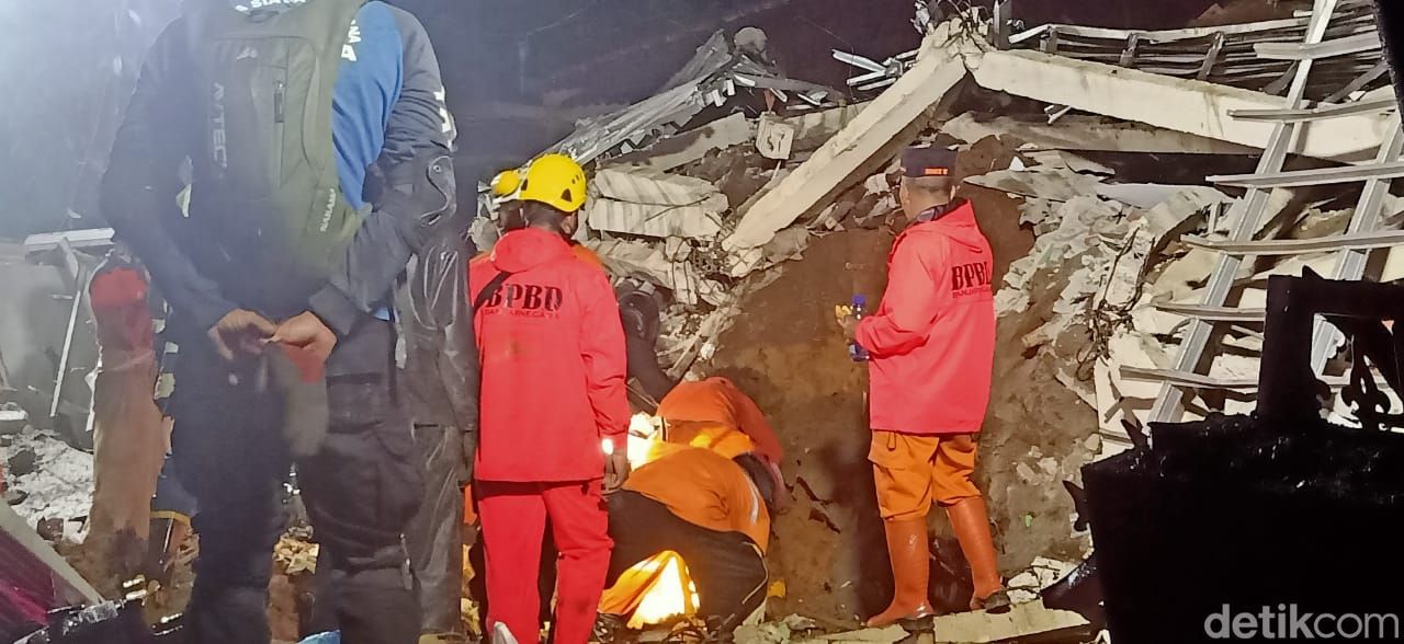 Longsor di Punggelan Banjarnegara menewaskan satu orang warga. Longsor di provinsi Jawa Tengah tersebut dilaporkan terjadi sejak Rabu (19/10/2022) sore.