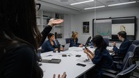 Desainer menghadiri pertemuan di bengkel perhiasan Tiffanys di kota New York, Selasa, (11/10/2022). Di bengkel inovasi perhiasan Tiffany di New York, pengrajin berpengalaman memoles dengan teliti dan hati-hati perhiasan. Prototipe cincin, liontin atau gelang dirancang oleh teknisi dan insinyur.