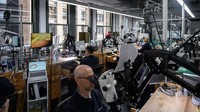 Suasana di bengkel perhiasan Tiffanys di kota New York. Pusat kreativitas yang ramai, terletak hanya beberapa langkah dari kantor pusat Tiffanys Fifth Avenue, membawa teknik pembuatan perhiasan ke masa kini.