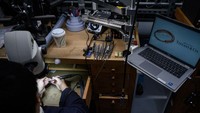 Seorang pekerja memoles perhiasan di bengkel perhiasan Tiffanys di kota New York. Desainer duduk berdampingan dengan perhiasan di 18 bangku yang melapisi ruang pengembangan prototipe bengkel, ruang yang didedikasikan untuk menghormati dan memperluas warisan inovasi Tiffany yang bertahan lama.