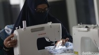 Mereka belajar menjahit produk dari kain perca.