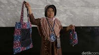 Nurwina (65) menunjukkan hasil karnyanya yang sudah jadi.