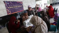 Sejumlah peserta yang terdiri dari ibu-ibu, mengikuti pelatihan kerajinan tangan di Aula Blok A, Kantor Wali Kota Jakarta Timur, Kamis (19/10/2022).