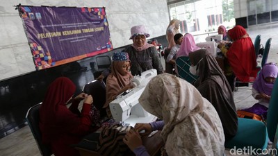 Antusias Emak-emak Ikut Pelatihan Kerajinan Tangan Kain Perca
