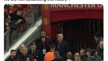 Fabrizio Romano melaporkan bahwa Erik Ten Hag akan menangani masalah Ronaldo besok karena saat ini sedang merayakan kemenangan atas Spurs. Foto: Twitter