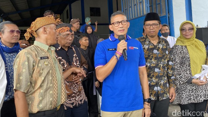 Menparekraf Sandiaga Uno melakukan kunjungan kerja ke pabrik pembuatan air mineral di Desa Tenjolaya, Kabupaten Sukabumi, Kamis (20/10/2022).